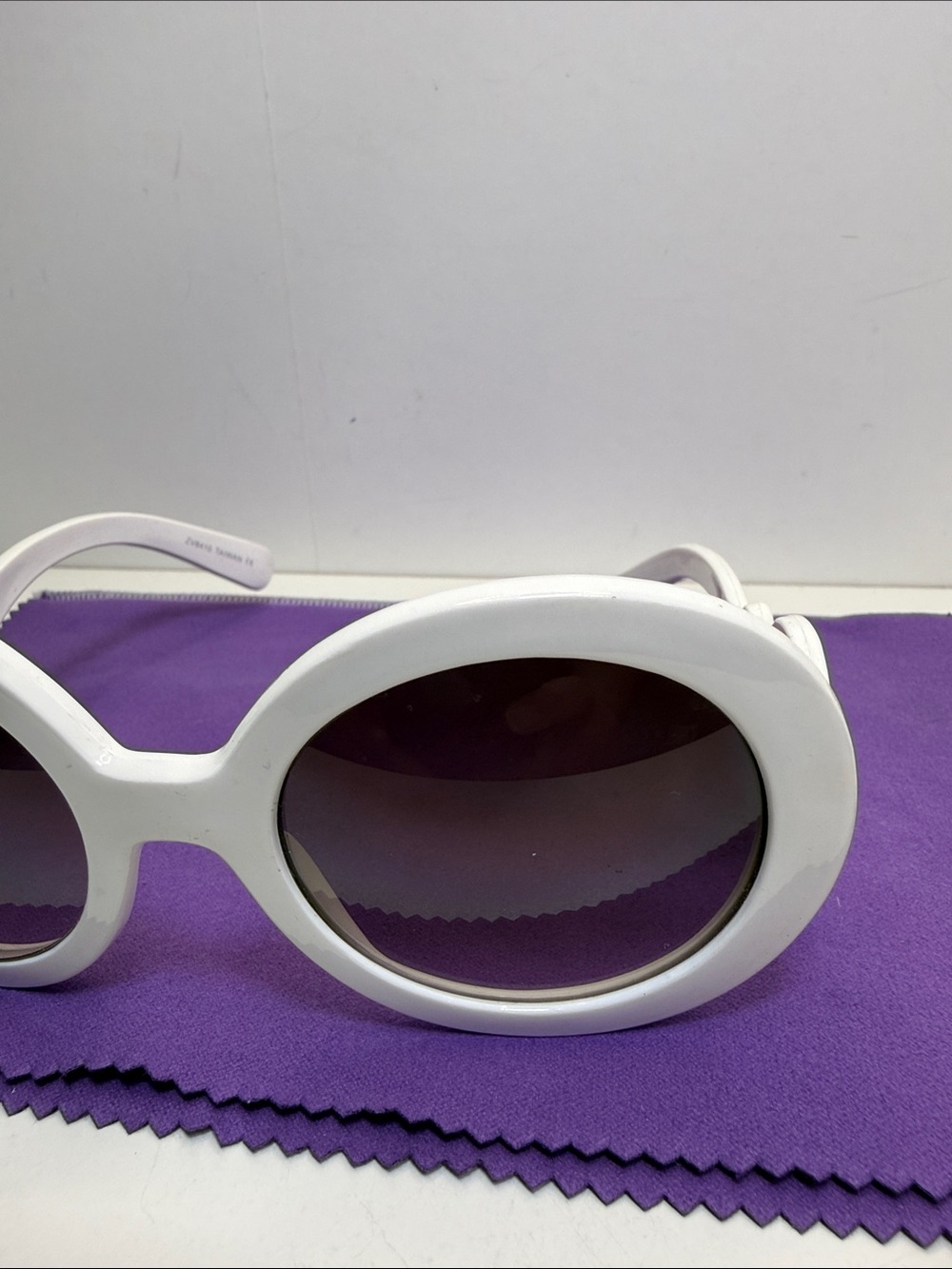 White Round Frame Women's Sunglasses with Swirl Temples - Picture 6 of 8